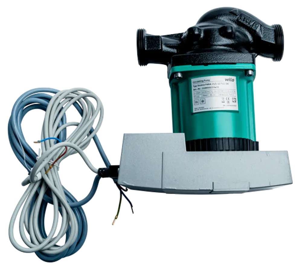 Umwälzpumpe mit schwarzem Gehäuse und grüner Motorabdeckung, verbunden mit elektrischen Kabeln, für Heizungs- oder Wassertransport, Marke Wolf.